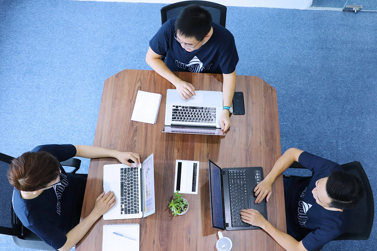 dedicated-development-team | Adamo Software software-engineers-discuss-restaurant-customer-journey